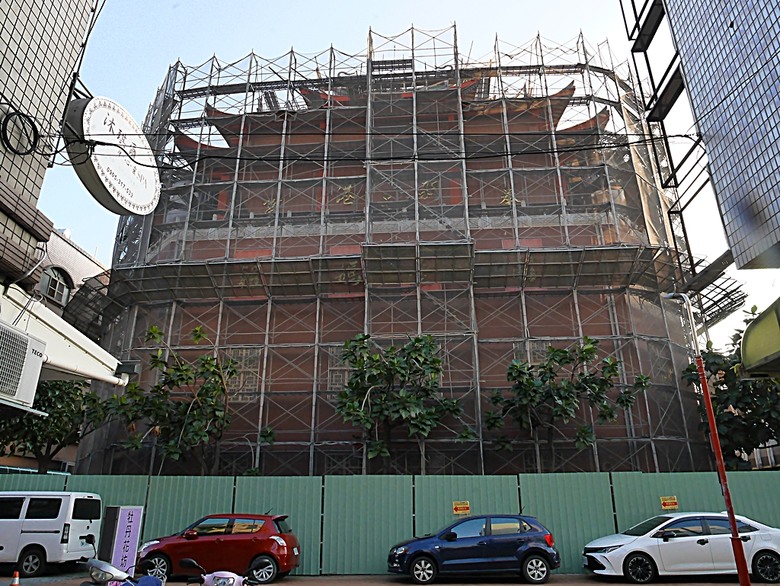 新港向日葵花田、古笨港文化剪黏大壁畫、復興鐵橋、奉天宮、培桂堂&星巴克、新港戲院,順便享用美味生炒鴨肉羹與鹹圓仔、喝咖啡 — 歲末年終新港賞花與人文景點行旅 —【小惡魔畫蛇添福】補篇(3)