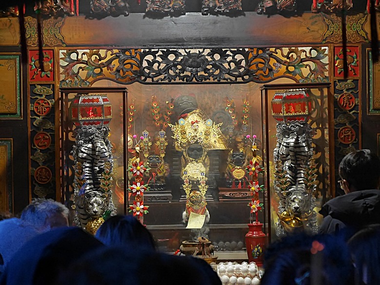 新港向日葵花田、古笨港文化剪黏大壁畫、復興鐵橋、奉天宮、培桂堂&星巴克、新港戲院,順便享用美味生炒鴨肉羹與鹹圓仔、喝咖啡 — 歲末年終新港賞花與人文景點行旅 —【小惡魔畫蛇添福】補篇(3)