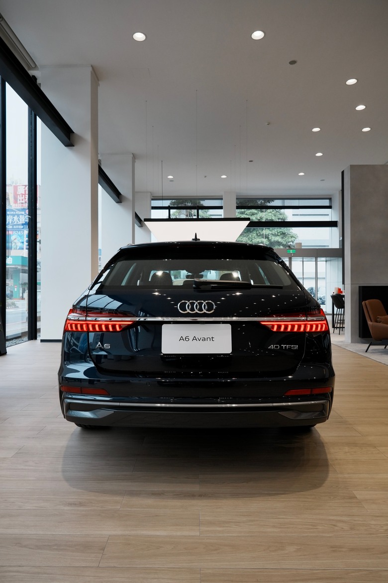 無垠藍圖，勾勒優雅馭行——Audi A6 Avant 40 TFSI S line｜金屬無垠藍 Firmament Blue 5U｜實車分享