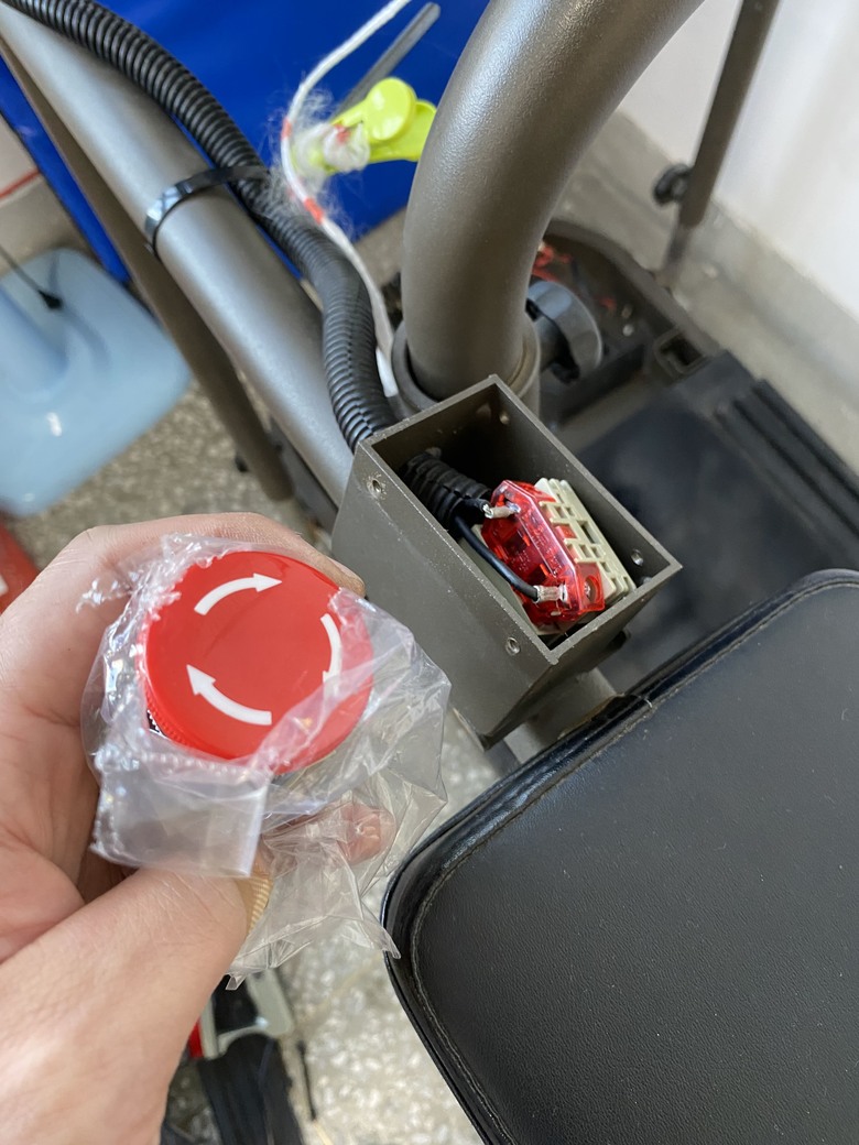 國中特教班跑步機維修！ （修完決定捐一台二手跑步機給校方）