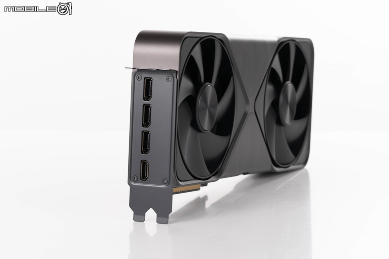 NVIDIA GeForce RTX 5090 創始版顯示卡外觀開箱 以創新散熱設計為頂尖效能預備