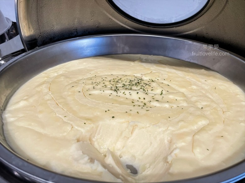 點我看大圖 超狂的牛排店,有超豐富的吃到飽自助吧,連義式手工披薩、越式牛肉河粉都是吃到飽