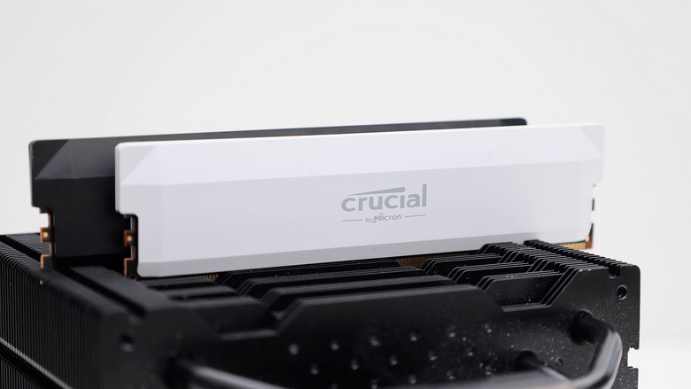 用時序換時脈 Crucial DDR5 Pro 6400 OC Gaming Memory 價格有俗！搭配 Core Ultra 9 285K，四條插滿 DDR5 6800
