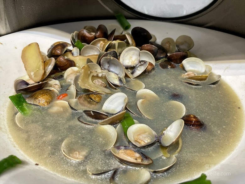 點我看大圖 超狂的牛排店,有超豐富的吃到飽自助吧,連義式手工披薩、越式牛肉河粉都是吃到飽
