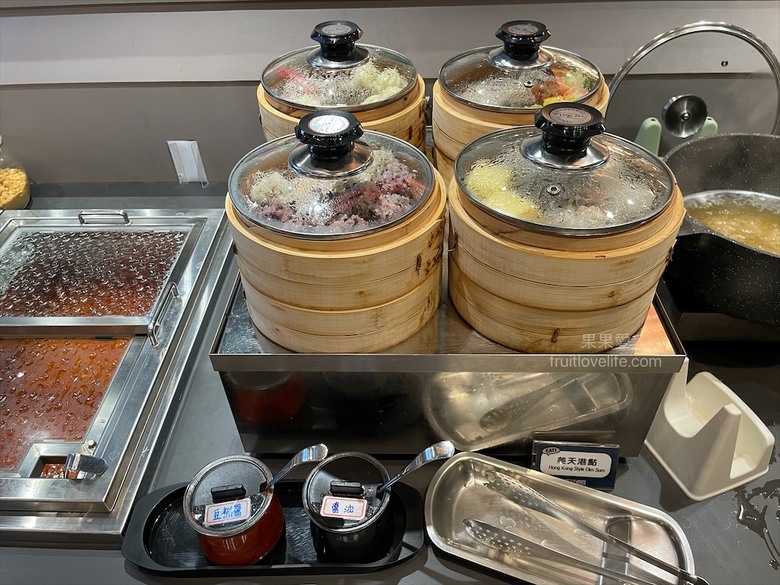 點我看大圖 超狂的牛排店,有超豐富的吃到飽自助吧,連義式手工披薩、越式牛肉河粉都是吃到飽