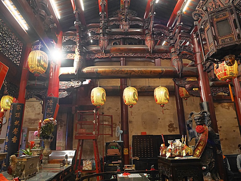 新港向日葵花田、古笨港文化剪黏大壁畫、復興鐵橋、奉天宮、培桂堂&星巴克、新港戲院，順便享用美味生炒鴨肉羹與鹹圓仔、喝咖啡 — 歲末年終新港賞花與人文景點行旅 —【小惡魔畫蛇添福】補篇(3)