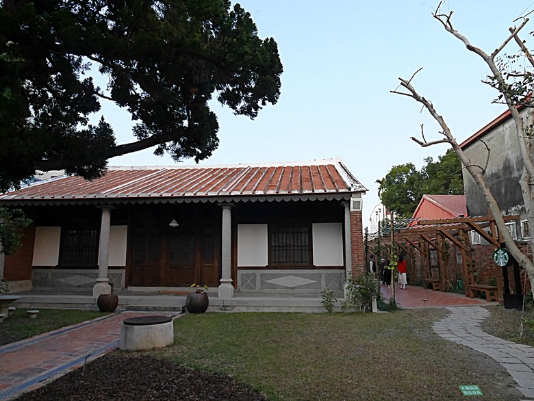 新港向日葵花田、古笨港文化剪黏大壁畫、復興鐵橋、奉天宮、培桂堂&星巴克、新港戲院,順便享用美味生炒鴨肉羹與鹹圓仔、喝咖啡 — 歲末年終新港賞花與人文景點行旅 —【小惡魔畫蛇添福】補篇(3)