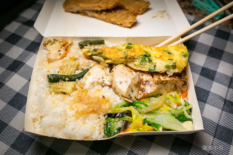 中壢太子鎮美食-饗福便當,沒有看板的小小便當店,但竟然能吃到餐廳等級的精緻菜餚!!!還有各式真空冷凍包裝的各種菜色可以選購。