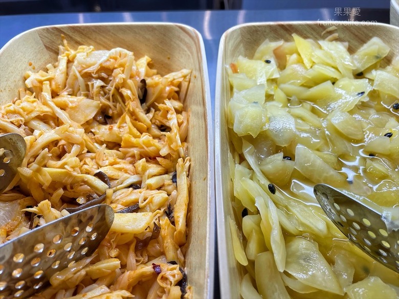 點我看大圖 超狂的牛排店,有超豐富的吃到飽自助吧,連義式手工披薩、越式牛肉河粉都是吃到飽