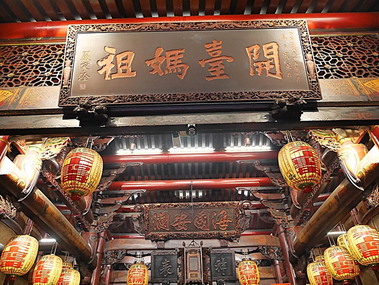新港向日葵花田、古笨港文化剪黏大壁畫、復興鐵橋、奉天宮、培桂堂&星巴克、新港戲院，順便享用美味生炒鴨肉羹與鹹圓仔、喝咖啡 — 歲末年終新港賞花與人文景點行旅 —【小惡魔畫蛇添福】補篇(3)