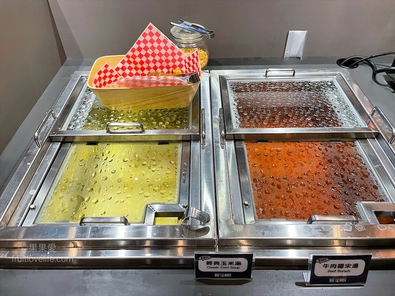 點我看大圖 超狂的牛排店,有超豐富的吃到飽自助吧,連義式手工披薩、越式牛肉河粉都是吃到飽