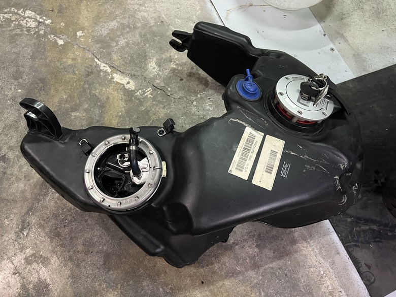 2010 BMW R1200RT 汽油幫浦上蓋漏汽油