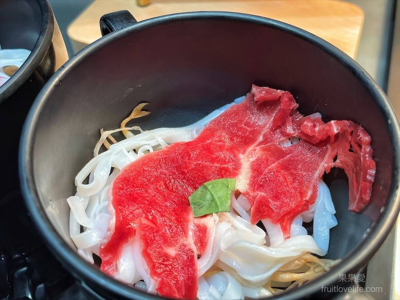 點我看大圖 超狂的牛排店,有超豐富的吃到飽自助吧,連義式手工披薩、越式牛肉河粉都是吃到飽