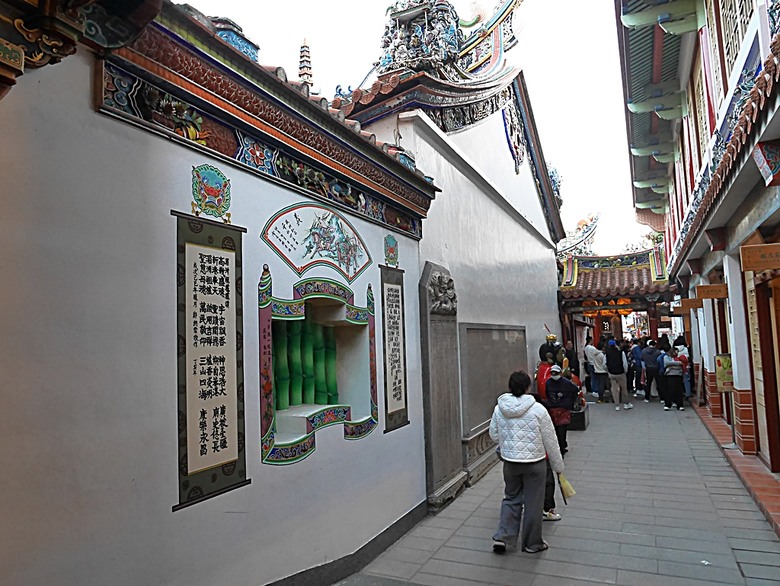 新港向日葵花田、古笨港文化剪黏大壁畫、復興鐵橋、奉天宮、培桂堂&星巴克、新港戲院,順便享用美味生炒鴨肉羹與鹹圓仔、喝咖啡 — 歲末年終新港賞花與人文景點行旅 —【小惡魔畫蛇添福】補篇(3)