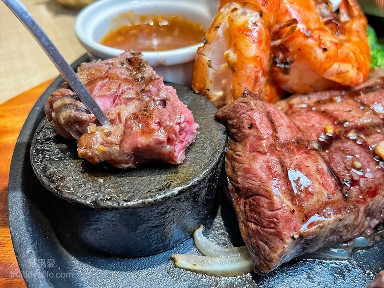 點我看大圖 超狂的牛排店,有超豐富的吃到飽自助吧,連義式手工披薩、越式牛肉河粉都是吃到飽