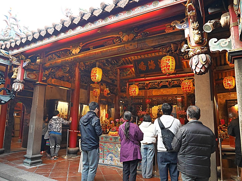 新港向日葵花田、古笨港文化剪黏大壁畫、復興鐵橋、奉天宮、培桂堂&星巴克、新港戲院,順便享用美味生炒鴨肉羹與鹹圓仔、喝咖啡 — 歲末年終新港賞花與人文景點行旅 —【小惡魔畫蛇添福】補篇(3)