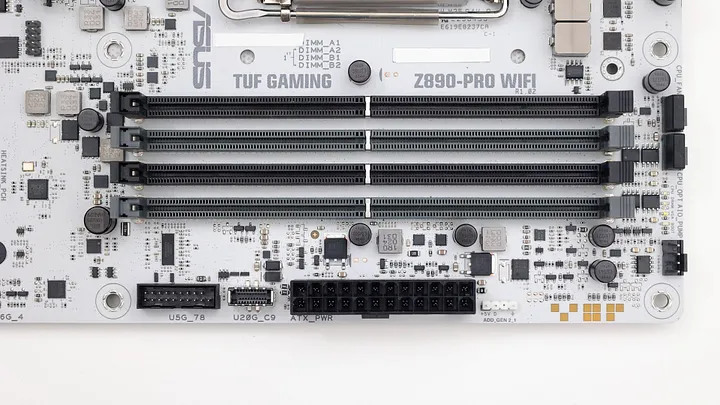 點我看大圖 萬元出頭的銀白主機板 ASUS TUF GAMING Z890-PRO WIFI