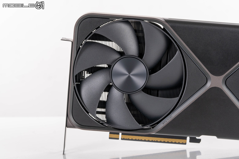 NVIDIA GeForce RTX 5090 創始版顯示卡外觀開箱 以創新散熱設計為頂尖效能預備