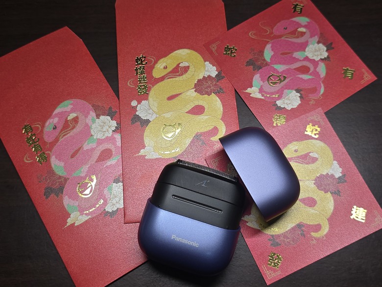 【小惡魔畫蛇添福】與蛇共舞,刮出好運 Panasonic ES-CM3A掌上型三枚刃觸控電鬍刀小精靈(炫光紫)