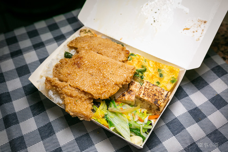 中壢太子鎮美食-饗福便當,沒有看板的小小便當店,但竟然能吃到餐廳等級的精緻菜餚!!!還有各式真空冷凍包裝的各種菜色可以選購。
