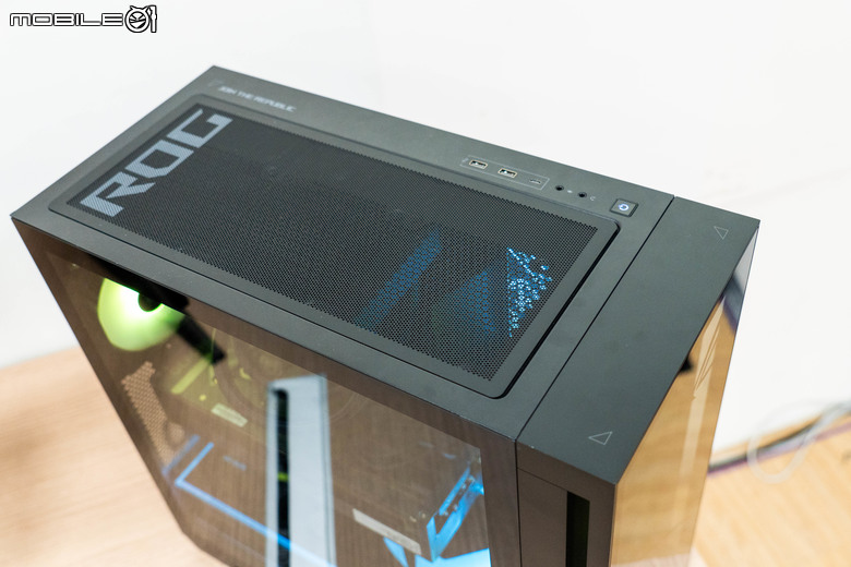 【CES2025】ROG 推出新款旗艦電競桌機 G700 以透明穿透燈效視覺搭配四風扇散熱打造高效能平台