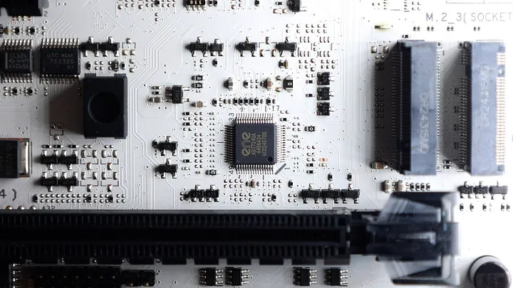 點我看大圖 萬元出頭的銀白主機板 ASUS TUF GAMING Z890-PRO WIFI