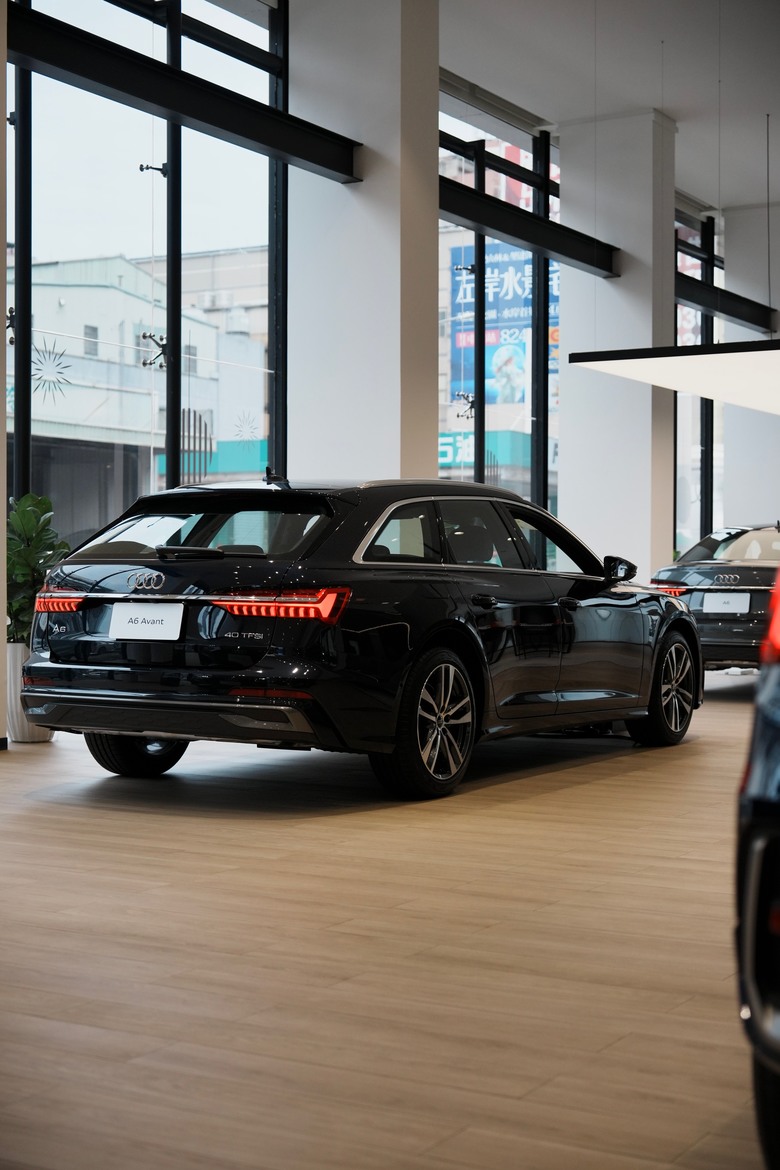 無垠藍圖，勾勒優雅馭行——Audi A6 Avant 40 TFSI S line｜金屬無垠藍 Firmament Blue 5U｜實車分享