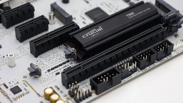 點我看大圖 萬元出頭的銀白主機板 ASUS TUF GAMING Z890-PRO WIFI