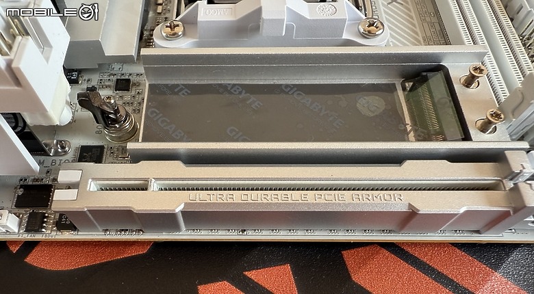 ITX/MATX 白色小海景好夥伴X870I AORUS PRO ICE 開箱