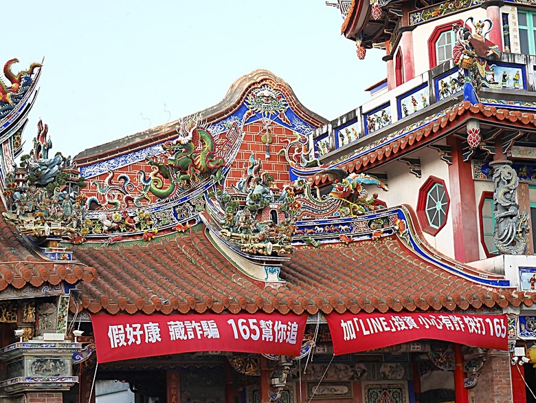 新港向日葵花田、古笨港文化剪黏大壁畫、復興鐵橋、奉天宮、培桂堂&星巴克、新港戲院，順便享用美味生炒鴨肉羹與鹹圓仔、喝咖啡 — 歲末年終新港賞花與人文景點行旅 —【小惡魔畫蛇添福】補篇(3)