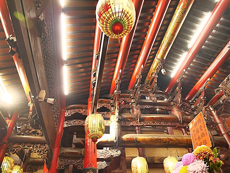新港向日葵花田、古笨港文化剪黏大壁畫、復興鐵橋、奉天宮、培桂堂&星巴克、新港戲院，順便享用美味生炒鴨肉羹與鹹圓仔、喝咖啡 — 歲末年終新港賞花與人文景點行旅 —【小惡魔畫蛇添福】補篇(3)