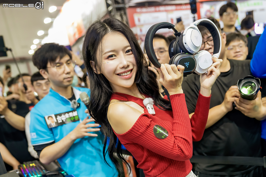 點我看大圖 【採訪】啦啦隊女神李雅英化身一日店長 親身體驗 Razer CES 新品就在 TpGS!