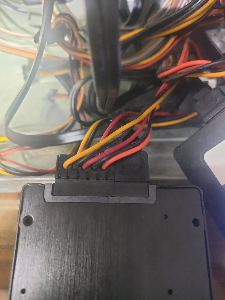 請問有人知道sata電源為何少一條線嗎