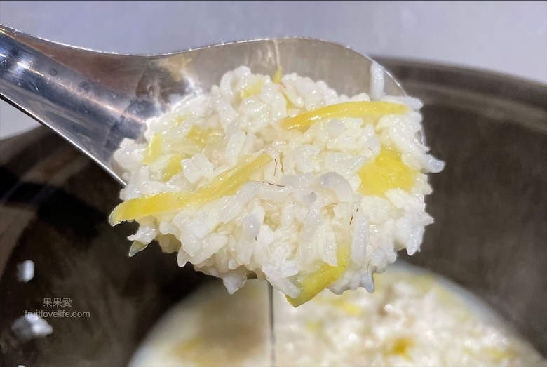點我看大圖 超狂的牛排店,有超豐富的吃到飽自助吧,連義式手工披薩、越式牛肉河粉都是吃到飽