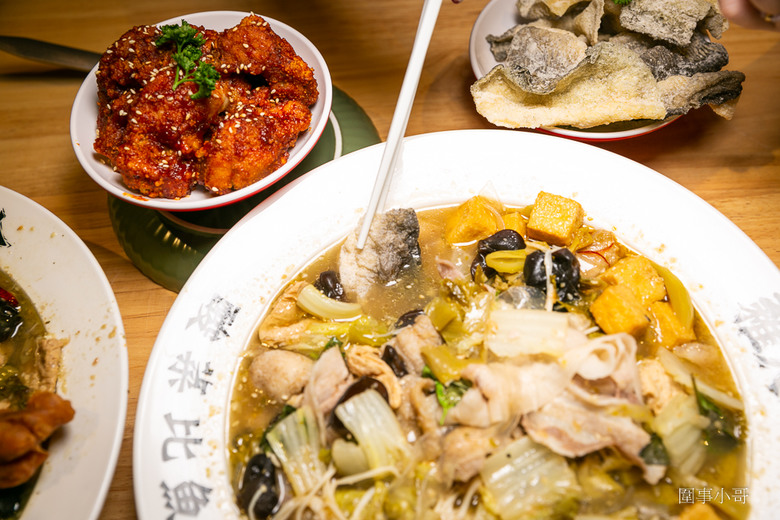 稚人酸菜魚-香酸均衡風味十足的酸菜魚太美味了，還有超狂的榴槤魚……啊娘喂啊～～也太母湯了!桃園中壢美食（邀約