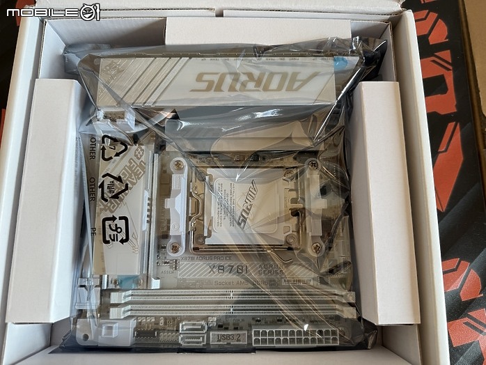 ITX/MATX 白色小海景好夥伴X870I AORUS PRO ICE 開箱