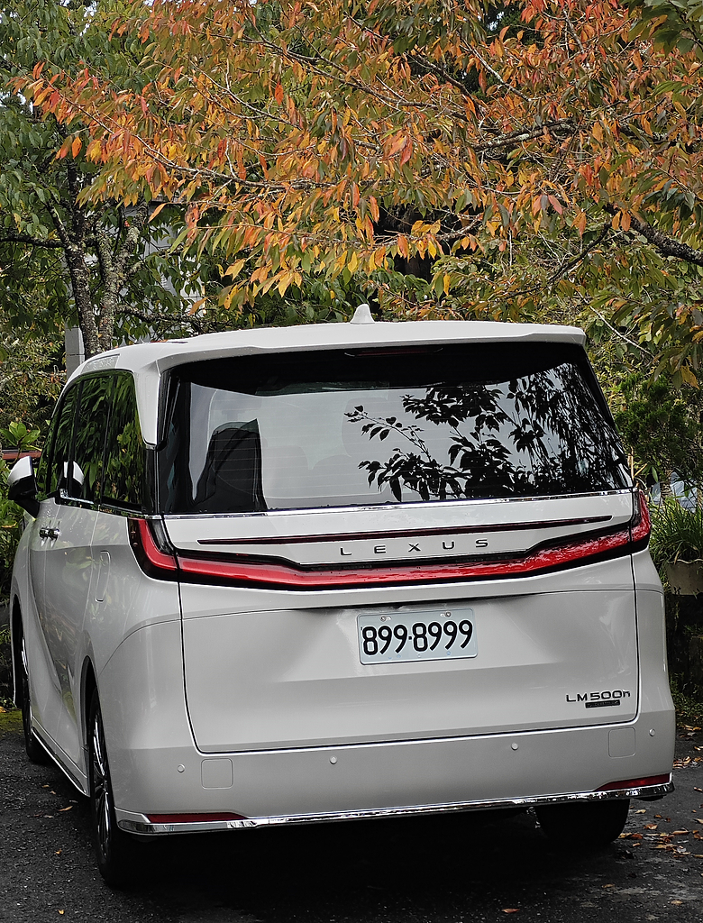 LM500h 真的是豪華高級車嗎? 開了4個月的心得....後記:開了一年的心得