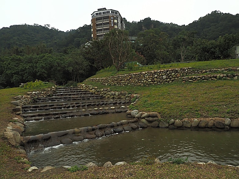 忠貞新村文化園區、異域故事館、太武新村眷村文化園區、中原文創園區、中庄吊橋與大漢溪山豬湖生態親水園區,吃吃喝喝之阿嬌米干與久留米日式咖哩 — 寒流來襲之中壢大溪一日遊