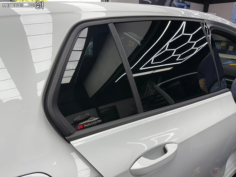 點我看大圖 都市野獸 Golf R 、低調奢華 3M極透+極黑