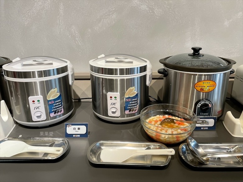 點我看大圖 超狂的牛排店,有超豐富的吃到飽自助吧,連義式手工披薩、越式牛肉河粉都是吃到飽