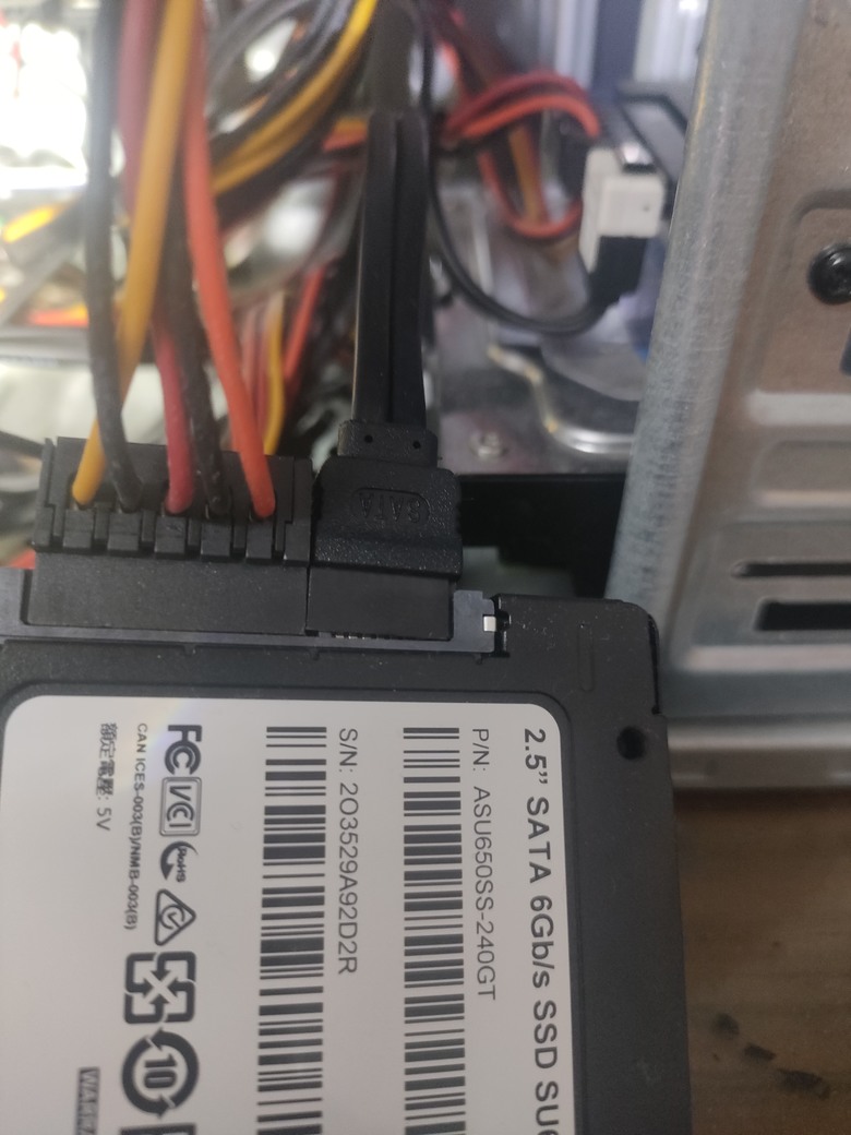 請問有人知道sata電源為何少一條線嗎
