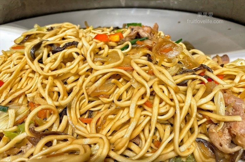 點我看大圖 超狂的牛排店,有超豐富的吃到飽自助吧,連義式手工披薩、越式牛肉河粉都是吃到飽