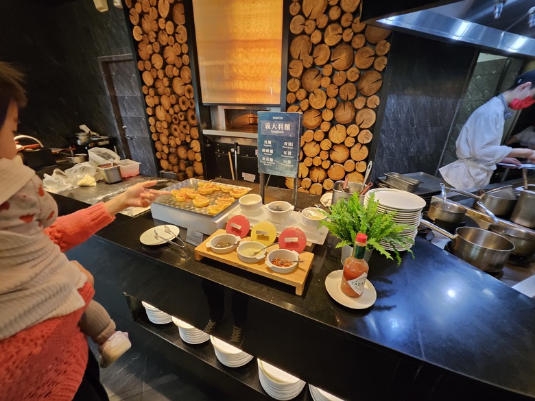【小惡魔畫蛇添福】連兩天的回娘家大餐 - 饗食天堂 (桃園店) v.s 漢來海港 (天母Sogo店)