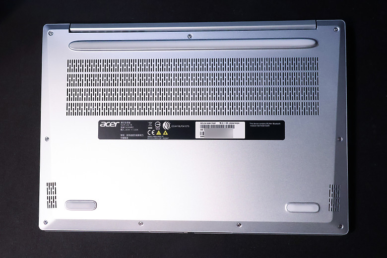 點我看大圖 不到一公斤還能裝2支SSD的商務筆電 Acer SFL14-54M-760F 開箱拆機