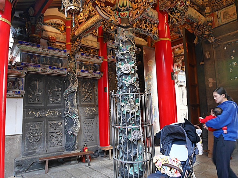 新港向日葵花田、古笨港文化剪黏大壁畫、復興鐵橋、奉天宮、培桂堂&星巴克、新港戲院，順便享用美味生炒鴨肉羹與鹹圓仔、喝咖啡 — 歲末年終新港賞花與人文景點行旅 —【小惡魔畫蛇添福】補篇(3)