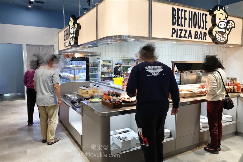 點我看大圖 超狂的牛排店,有超豐富的吃到飽自助吧,連義式手工披薩、越式牛肉河粉都是吃到飽