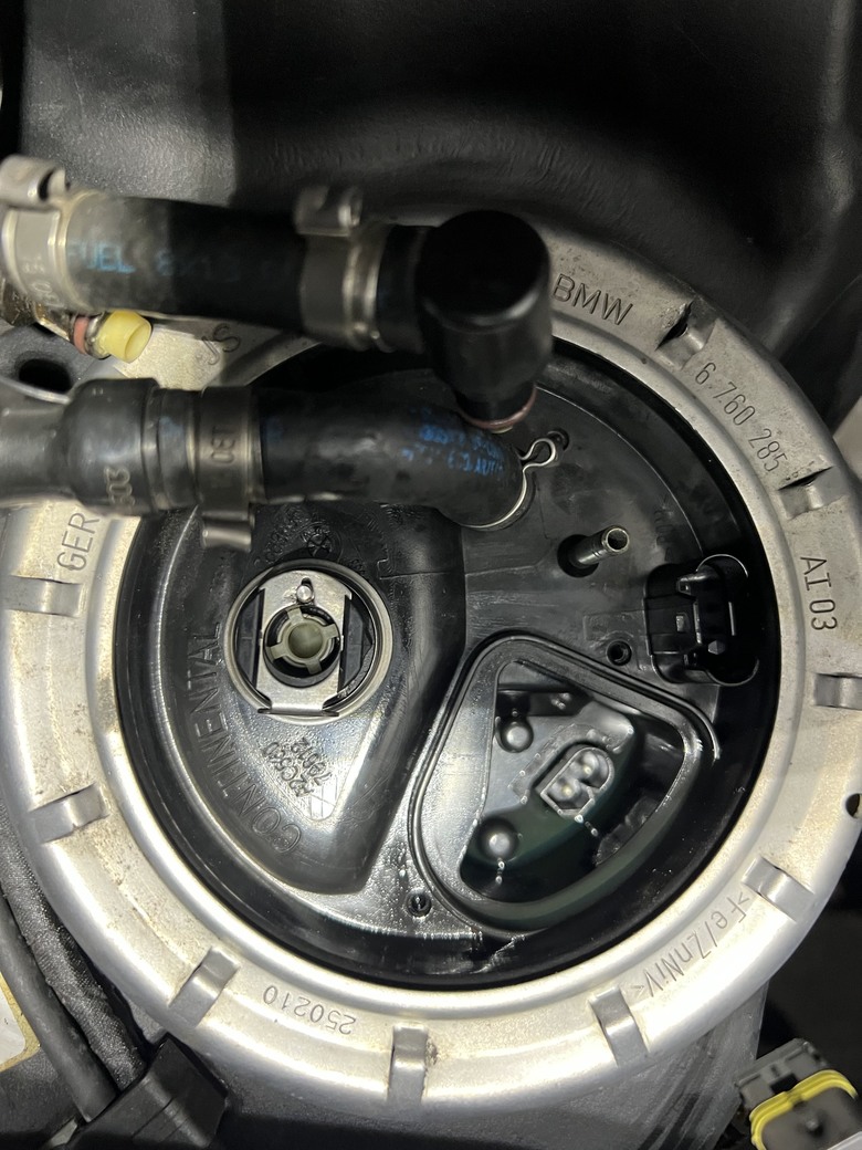 2010 BMW R1200RT 汽油幫浦上蓋漏汽油