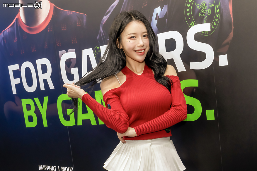 點我看大圖 【採訪】啦啦隊女神李雅英化身一日店長 親身體驗 Razer CES 新品就在 TpGS!