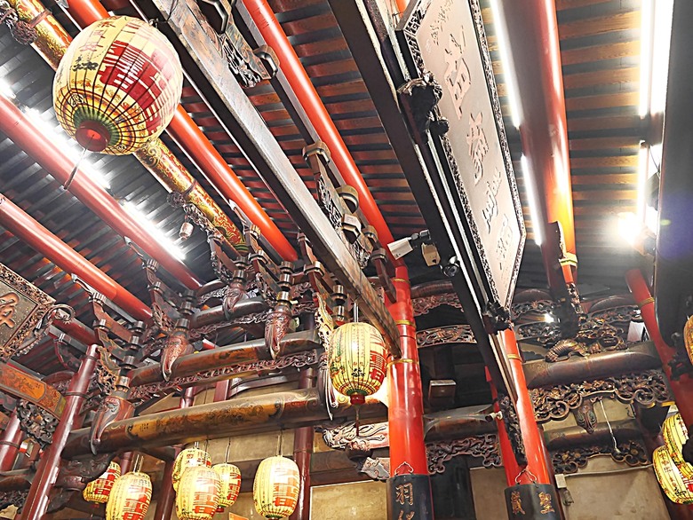 新港向日葵花田、古笨港文化剪黏大壁畫、復興鐵橋、奉天宮、培桂堂&星巴克、新港戲院，順便享用美味生炒鴨肉羹與鹹圓仔、喝咖啡 — 歲末年終新港賞花與人文景點行旅 —【小惡魔畫蛇添福】補篇(3)