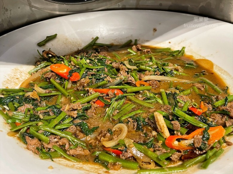點我看大圖 超狂的牛排店,有超豐富的吃到飽自助吧,連義式手工披薩、越式牛肉河粉都是吃到飽